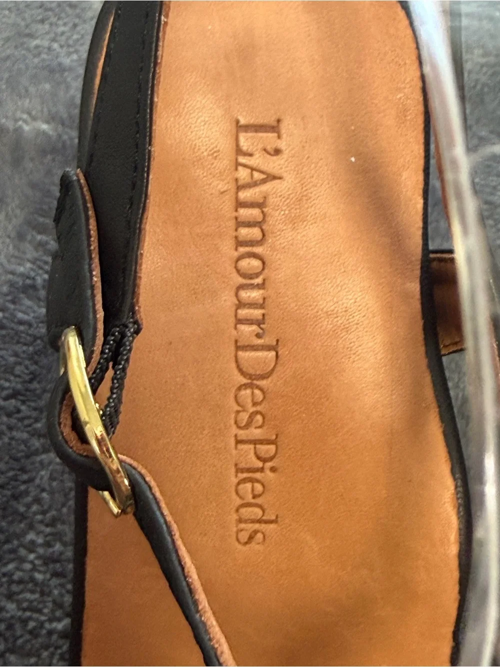 L’Amour Des Pieds Idelle Black Leather Wedge T Strap Sandals 7M NWOB